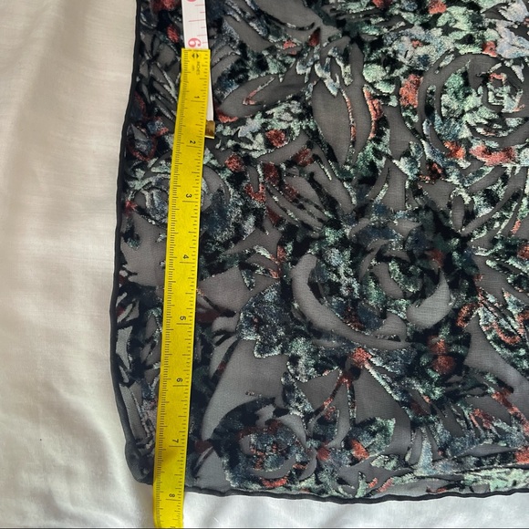 ***SOLD***Women’s scarf - Picture 4 of 6